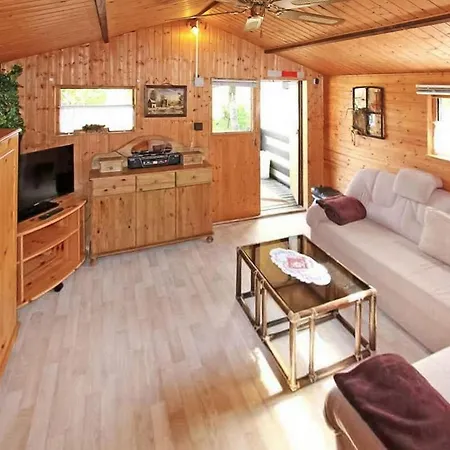 Lovely In Mueritz With Wifi ヴァーレン